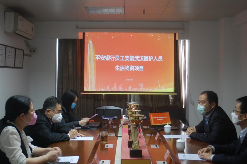 ▲平安银行扶贫金融办机构室经理李峰（右二）介绍项目实施方案
